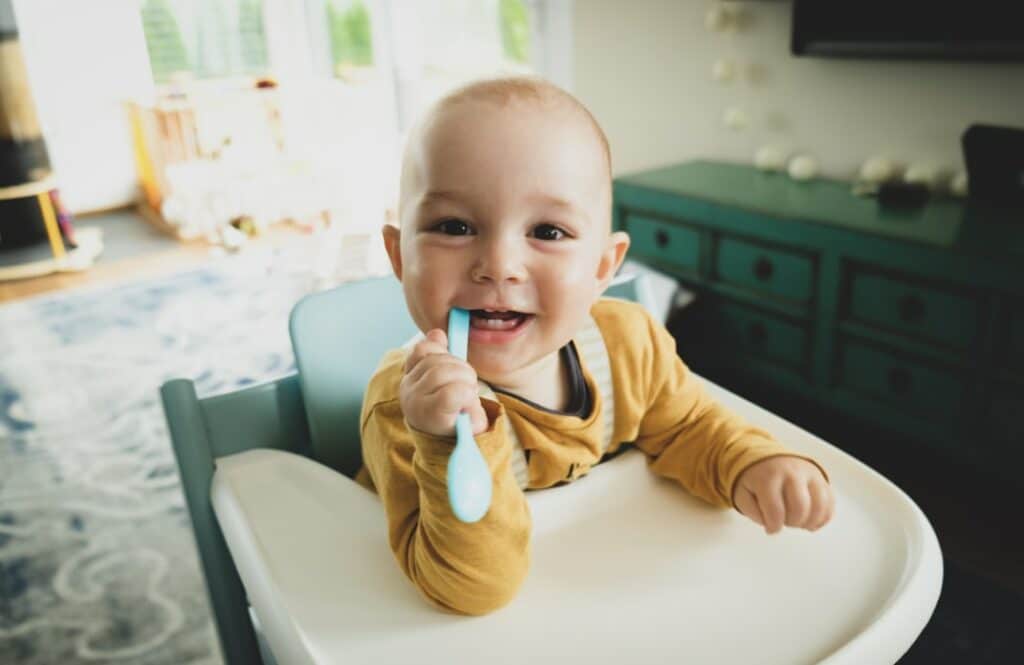 Mettre bébé dans chaise haute